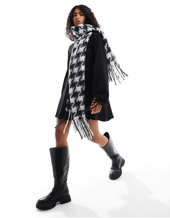 scarf with dogtooth check in black and white design
