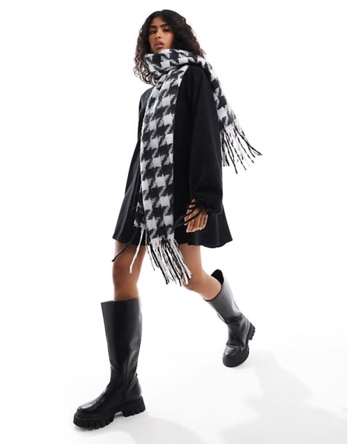 scarf with dogtooth check in black and white design