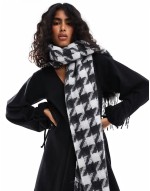 scarf with dogtooth check in black and white design