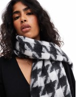 scarf with dogtooth check in black and white design