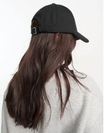 plain baseball cap with improved fit in black